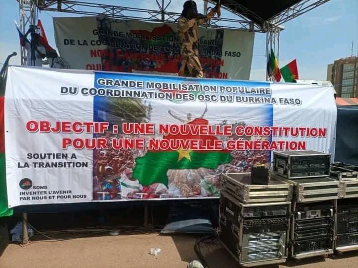 L_Activiste226's tweet photo. #Ouagadougou: des #manifestants #exigent "#une #nouvelle #Constitution pour la nouvelle #génération"
Bravo la jeunesse burkinabé 💪🏿🇧🇫 https://t.co/Vmd4thVucy
