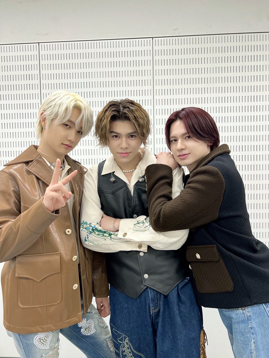 Mst_com's tweet photo. 【#Mステ】

このあと #BEFIRST が
Mステ初パフォーマンス👏

大ヒット曲
「Bye-Good-Bye」を披露👋

後ほど
ディズニーSPステージ
「フレンド・ライク・ミー」🧞‍♂️
そして最新曲「Mainstream」も✨

💬コメント 
🐢JUNONさん「初出演、全力で楽しんでいる姿を楽しんで観てもらえたら嬉しいです」

🐧MANATOさん「僕たちのことを知ってもらえた大きなきっかけの1つの曲です！感動できるようなパフォーマンスを届けたいです！」

🦁LEOさん「さようならをポジティブに歌った曲になっていて、誰しも訪れるさようならを是非前向きに捉えてもらったらなと思います！！」

#ウラステ 楽屋で😊📸
