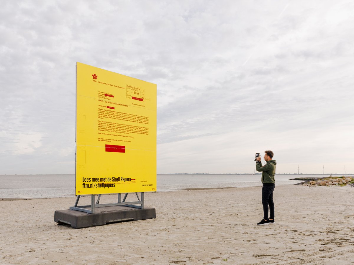 FTM_nl's tweet photo. Het bord heeft Groningen verlaten en staat nu in Delfzijl. Achter het bord loopt de rivier de Eems de Waddenzee in. Op die plek hoopt de Nederlandse Aardolie Maatschappij (NAM) binnenkort de gaswinning op te schroeven.
#ShellPapers https://t.co/d94ZmQC4T6