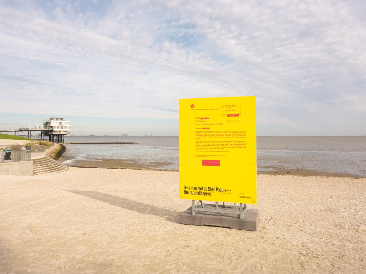 FTM_nl's tweet photo. Het bord heeft Groningen verlaten en staat nu in Delfzijl. Achter het bord loopt de rivier de Eems de Waddenzee in. Op die plek hoopt de Nederlandse Aardolie Maatschappij (NAM) binnenkort de gaswinning op te schroeven.
#ShellPapers https://t.co/d94ZmQC4T6