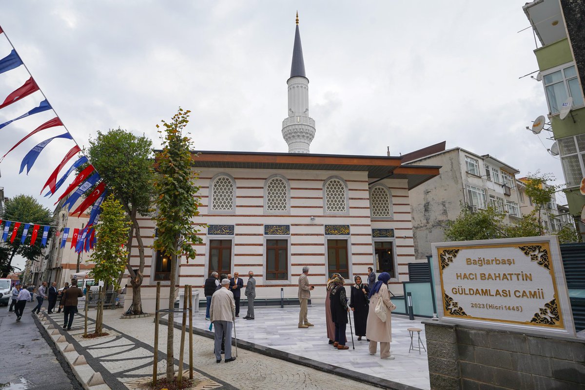 Kaymakamımız Sn.Adem Yazıcı, Bağlarbaşı Hacı Bahattin Güldamlası Camii açılışına katıldı. 

Yapımını üstlenen Üsküdar Belediyemize ve hayırsever ailemize teşekkür ediyor, #Üsküdar'ımıza hayırlı olmasını diliyoruz.