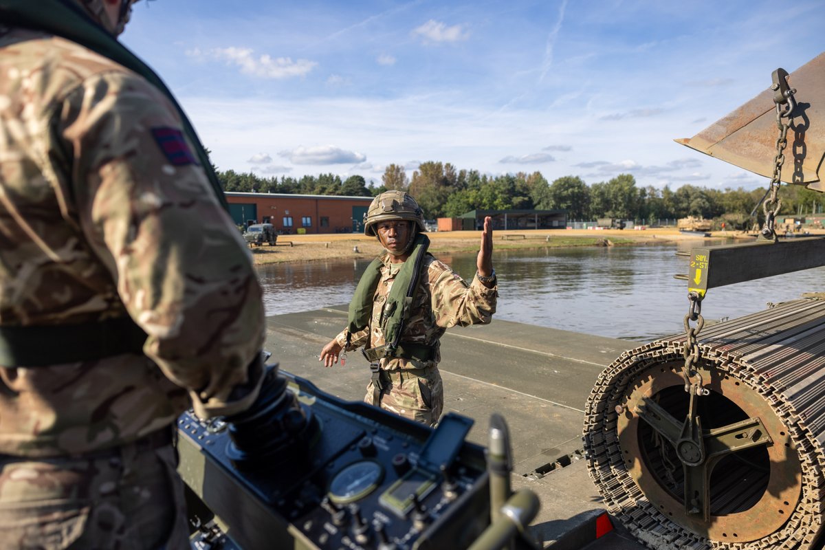 Sappers from <a href="/21Engr/">21 Engineer Regiment</a> have been conducting water bridging exercises in Surrey as part of #IronTitan23 🪖

Ex Iron Titan, the largest UK Land Exercise in twenty years, brings together the training of the <a href="/3rdUKDivision/">The Iron Division</a> support elements 🇬🇧

Read more ⬇️
army.mod.uk/news-and-event…