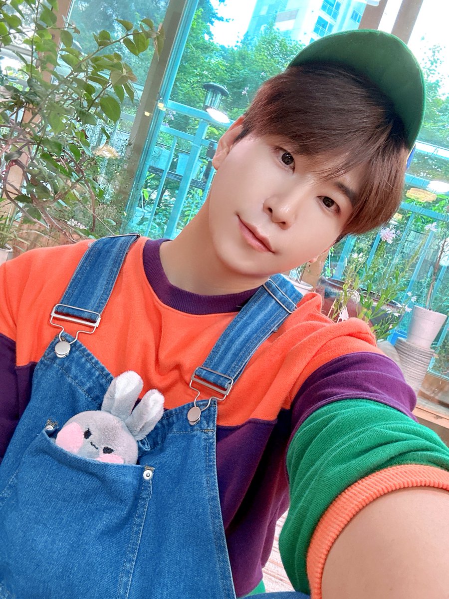 VAV_official's tweet photo. [VAV] 에이팀 선물🎁

행복한 연휴 보내💕

#VAV #브이에이브이 #추석 #한가위 #Chuseok
#HappyChuseok #즐거운한가위보내세요 https://t.co/CO2Ko53cn3