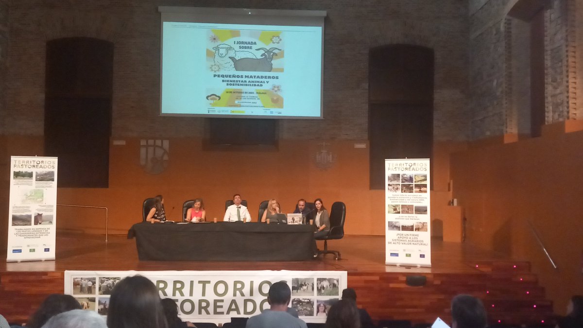 apastoresmontem's tweet photo. MESA 5:
#prevención incendios
#ganaderiaextensiva
La Asociación presenta el @proyectocompas PAStando el COMbustible y MADRE Manejo Agroecológico y Desarrollo Rural en Ecosistemas, Sierra de las Nieves,Málaga.
Un nuevo enfoque para viejas prácticas https://t.co/oSIvxTV4vt