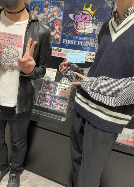 TOWER_Shibuya's tweet photo. 【 #タワ渋訪店 】
待望のファーストアルバム 『#FIRSTPLANET』
をリリースされた
ぷりぷら -PRINCE PLANET-
#けいてぃ さん
#いぬちよ さん
お2人にご来店いただきました⭐️🌟
ディスプレイにサインと
コメントカードいただいております😆
4階アニメコーナーで掲出中🎵
#ぷりぷら
(リフ人) https://t.co/ieNV7xzYtf