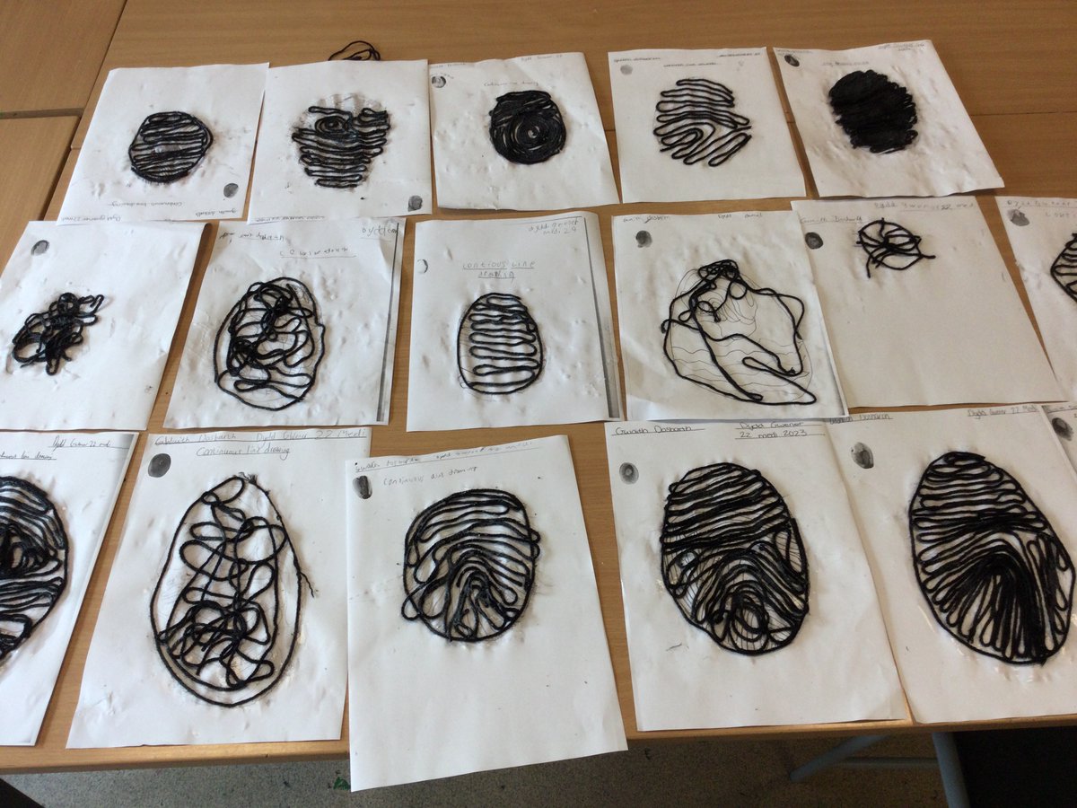 8PPN creating their continuous line string designs ready to print next lesson <a href="/MaestegSchool/">Maesteg School</a> . Da iawn!