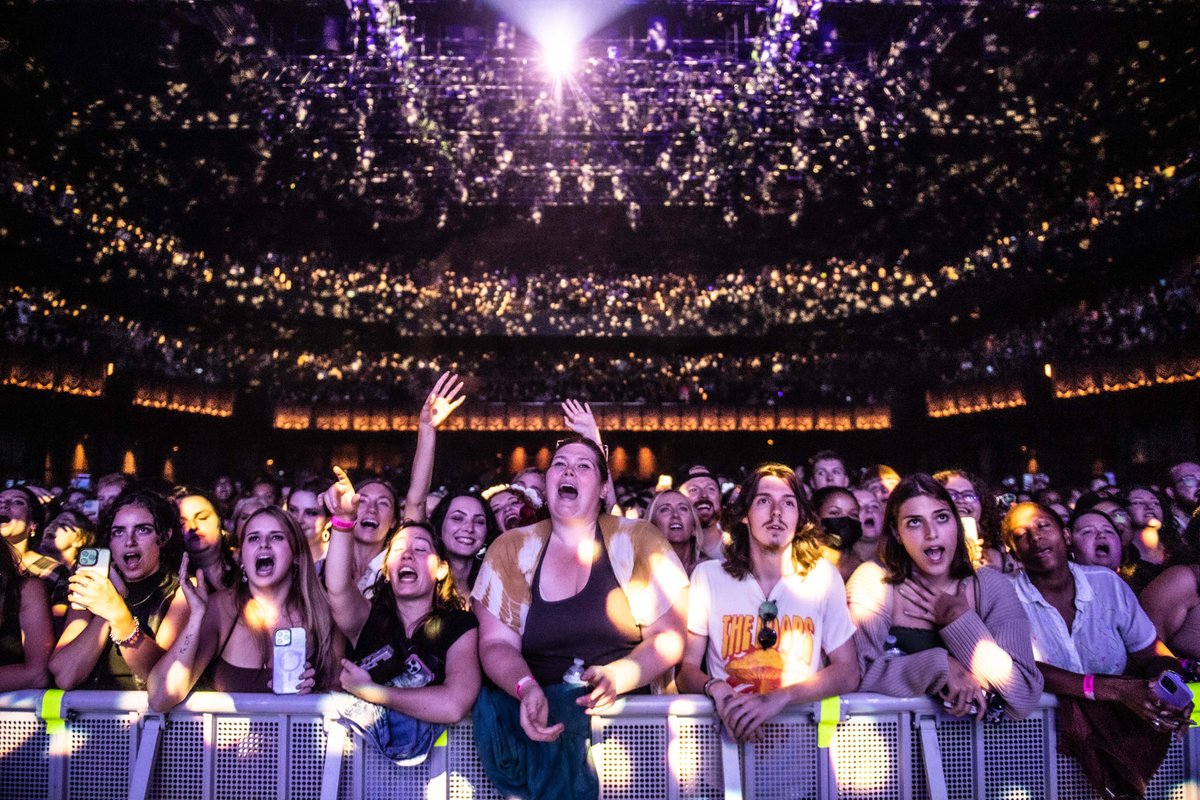Hozier's tweet photo. Had such a good time playing at @TheAnthemDC these past two nights. Sincere thank you to everyone who made these last few days so special 🖤  

📸 @ruthlessimagery https://t.co/SMfm3mIREz
