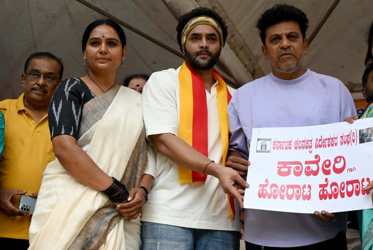 EnglishSalar's tweet photo. #Kannada film industry extended support to #KarnatakaBandh. Actors #shivrajkumar, #Upendra, #Shruti, #PoojaGandhi, #VijayaRaghavendra, #SriMurali, music director #Hamsaleka and others protested in front of film chamber office in #Bengaluru
📷Mohammed Asad
#Cauvery #Sandalwood https://t.co/wN0QgwYj4s