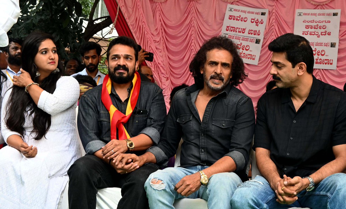 EnglishSalar's tweet photo. #Kannada film industry extended support to #KarnatakaBandh. Actors #shivrajkumar, #Upendra, #Shruti, #PoojaGandhi, #VijayaRaghavendra, #SriMurali, music director #Hamsaleka and others protested in front of film chamber office in #Bengaluru
📷Mohammed Asad
#Cauvery #Sandalwood https://t.co/wN0QgwYj4s