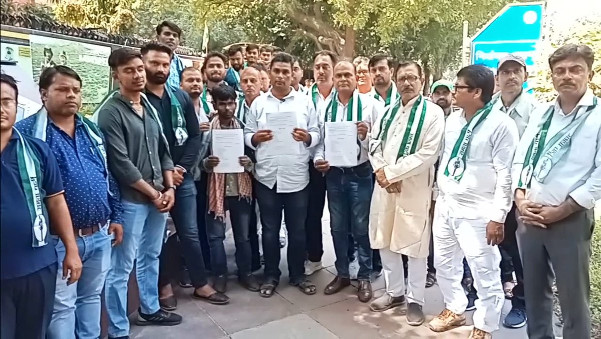binodmandal239's tweet photo. नई दिल्ली में भारतीय निर्वाचन आयोग से समता पार्टी समर्थकों ने मांग की - शिवसेना (उद्धव बालासाहेब ठाकरे) से मशाल चिन्ह वापस लेकर समता पार्टी को दिया जाय।
#Samataparty https://t.co/Xp6aLqIteV