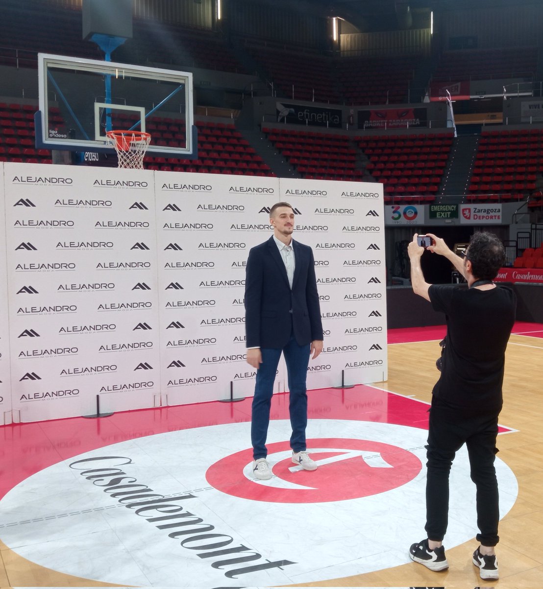 radiomarcazgz's tweet photo. 🏀👔 #CasademontZaragoza y #AlejandroModa han presentado el nuevo vestuario de la plantilla para esta temporada. 

📸Todos los jugadores han posado con la nueva vestimenta. https://t.co/IUtnOUC2Gz