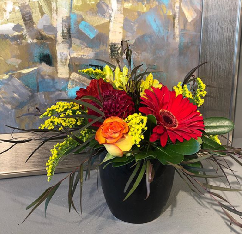 HuismanFlowers's tweet photo. Our floral designers create stunning fall arrangements that radiate warm, cozy vibes. Trust us to make your day bloom with beauty!
🌻Order for same-day delivery at https://t.co/2SQ0AMyxIS.
#fallflowers #huismanflowers #designerschoice #flowers #grandhavenflorist #hollandflorist https://t.co/tjvOFWxTb8
