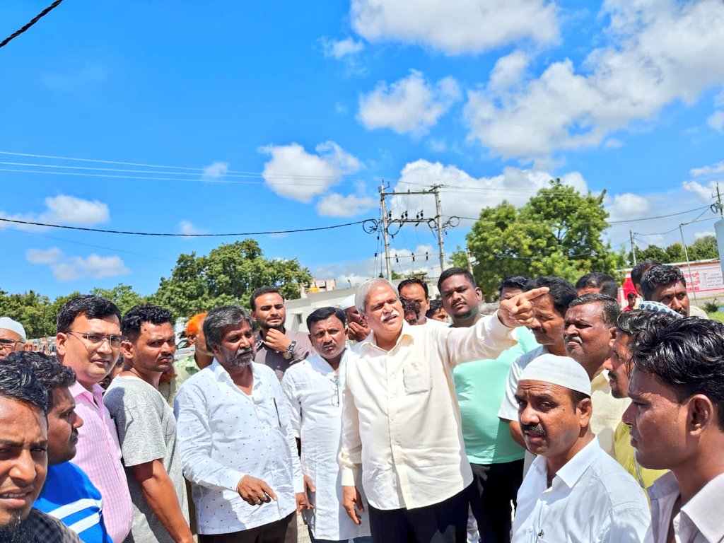 SBDarshanapur's tweet photo. ಇಂದು ಬೆಳಿಗ್ಗೆ ಶಹಾಪುರದ ಎಪಿಎಂಸಿ ಹಿಂಭಾಗದಲ್ಲಿರುವ ಮುಸ್ಲಿಂ ಖಬರಸ್ಥಾನಕ್ಕೆ ತೆರಳಿ, ಸ್ಥಳ ಪರಿಶೀಲನೆ ಮಾಡಿ,ಅಲ್ಲಿ ವಿದ್ಯುತ್ ದೀಪ,ಕಾಂಪೌಂಡ್ ಸೇರಿದಂತೆ ಕನಿಷ್ಟ ಮೂಲಭೂತ ಸೌಕರ್ಯಗಳನ್ನು ಒದಗಿಸಲು 10 ಲಕ್ಷ ರೂಗಳ ಅನುದಾನ ಒದಗಿಸುವುದಾಗಿ ಭರ��ಸೆ ನೀಡಿದೆ... https://t.co/u1tODVMPXj