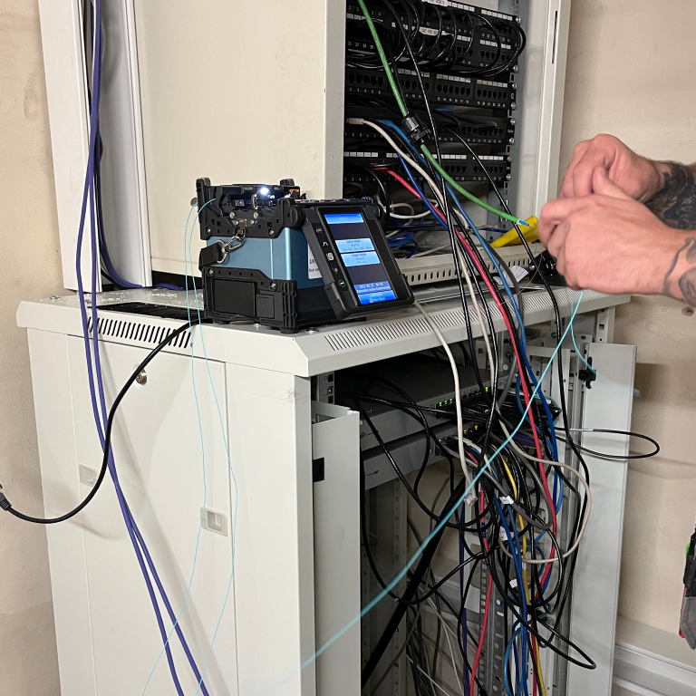 Contractor on site snapped a fibre-optic link, CC to the rescue with the fibre splicer! #DataCabling #ITInfrastructure #NetworkInfrastructure #itsupport