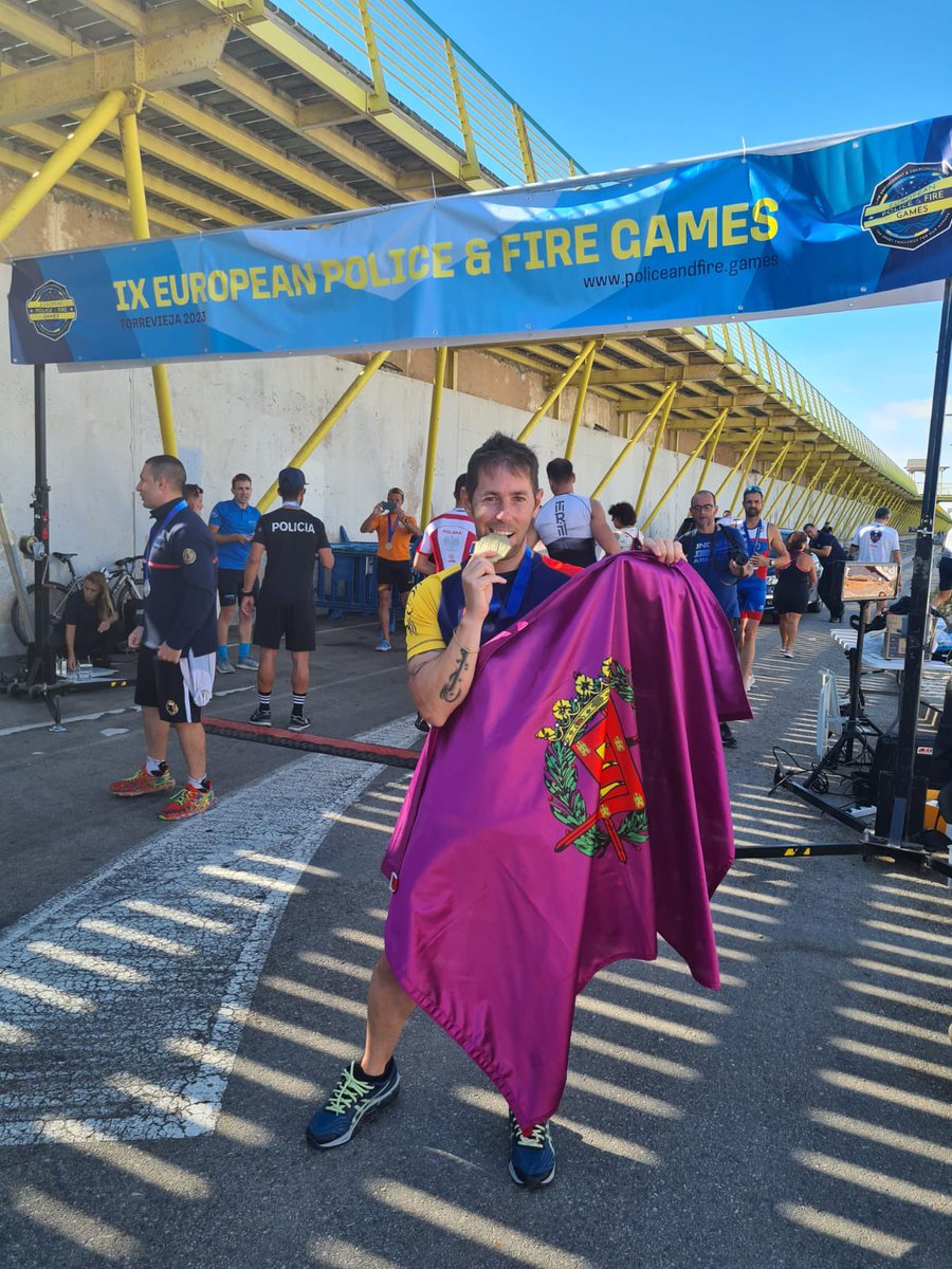 BomberosVLL's tweet photo. Juan Nuñez 🥇 y Jesús del Caño 🥉 consiguen en Triatlon las primeras medallas para nuestra representación en los Juegos Europeos de Policías y Bomberos. Enhorabuena!! https://t.co/wJrMJlZsvl