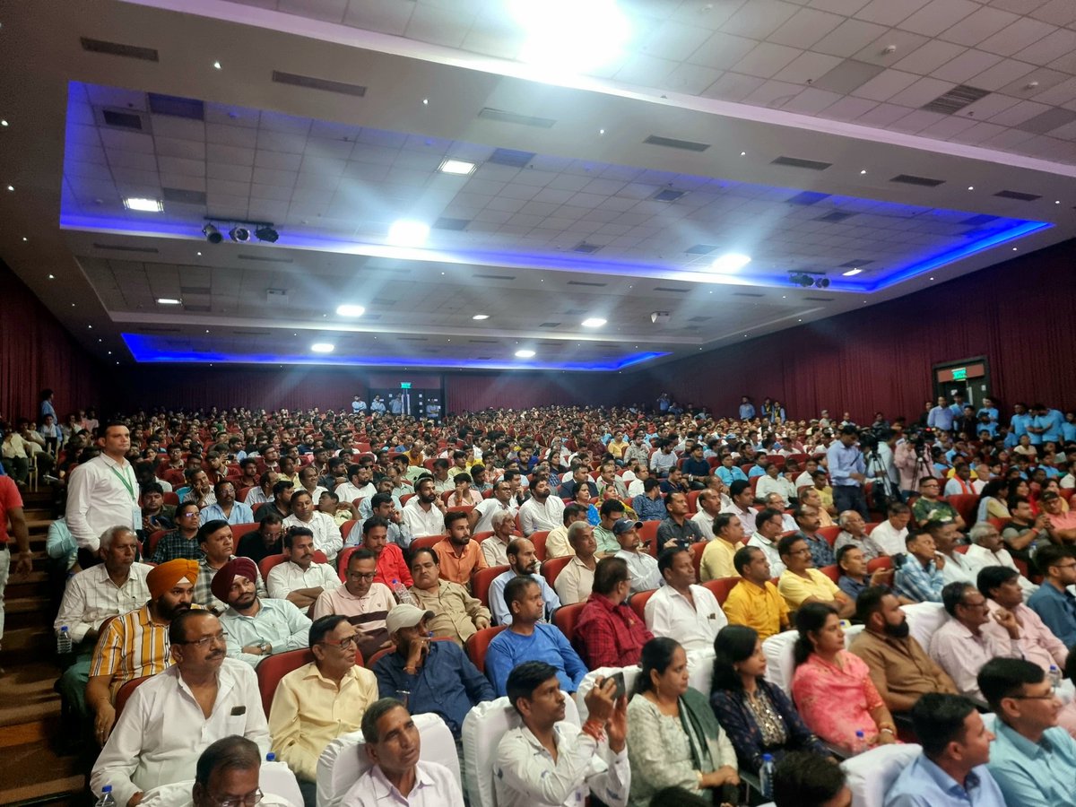 kalpanadevikota's tweet image. विदेश मंत्रालय (भारत सरकार) द्वारा कोटा में नव निर्मित राजस्थान के दूसरे पासपोर्ट कार्यालय के उद्घाटन समारोह में शामिल हुई जहां माननीय विदेश एवं संसदीय कार्य राज्य मंत्री (भारत सरकार) श्री वी. मुरलीधरन जी @MOS_MEA उपस्थित रहे।

#PassportOffice #BJP4India #BJP4Rajasthan