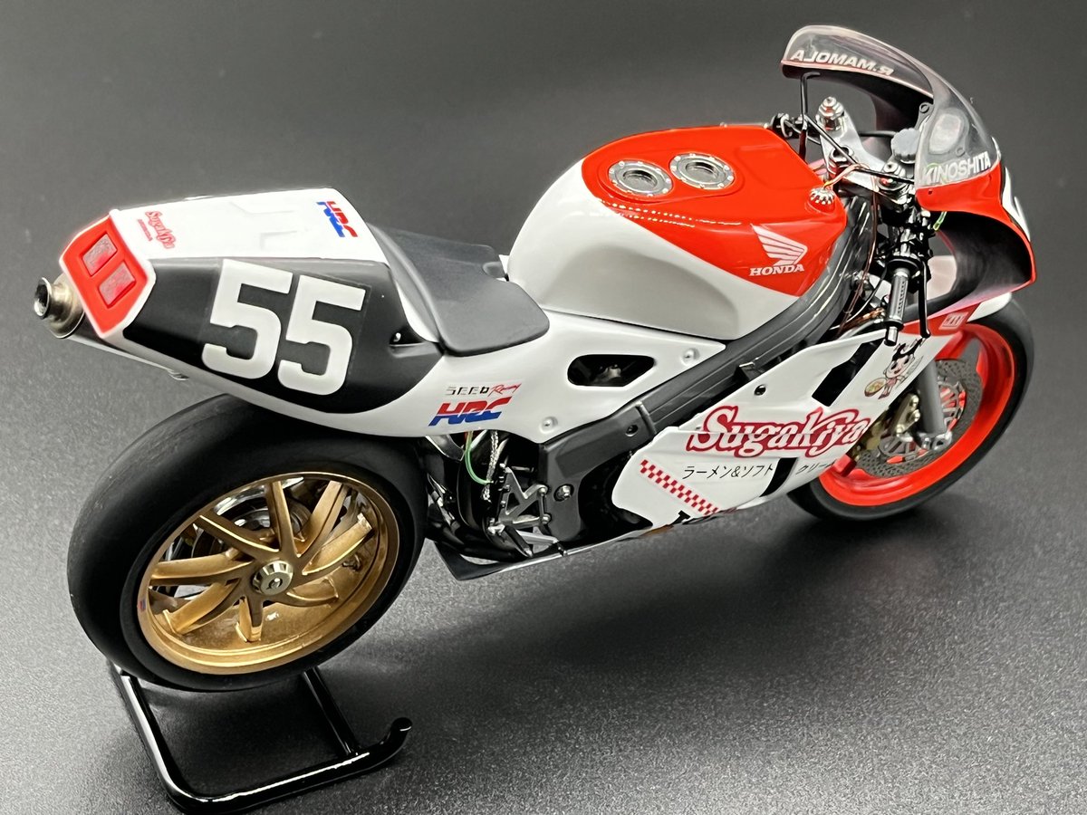 BCNR33LM's tweet image. #アンリミテッドオートモデルコンペ
#バイクプラモ盛上げ隊
#RC30
#C_C_C展示会
#PrettyMessyStudio
スガキヤホンダwithうたたねレーシング　マモラ/木下恵司 組 1991年鈴鹿8時間耐久レース参戦仕様のVFR750R(RC30)完成しました♬
ワークスではないがHRCキット組込車で上位完走を目指すチーム

続く→