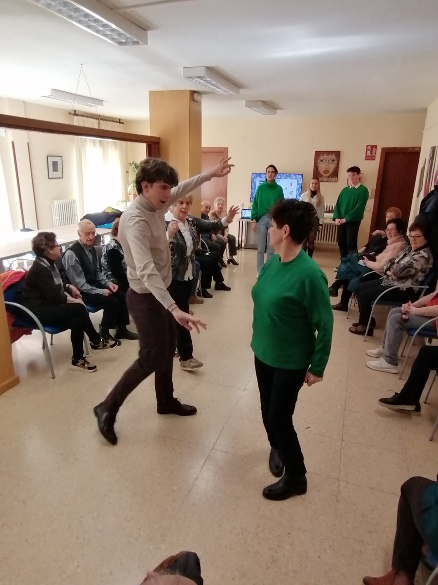 sas_usal's tweet photo. 📆 ¡Hoy, 1 de octubre, celebramos el #DíaInternacionalDeLasPersonasMayores!
Un año más, desde el #ProgramaIntergeneracional del Servicio de Asuntos Sociales de la @usal, ¡estaremos llevando a cabo durante el curso actividades de acercamiento intergeneracional como las que veis! https://t.co/adTGkUts6a