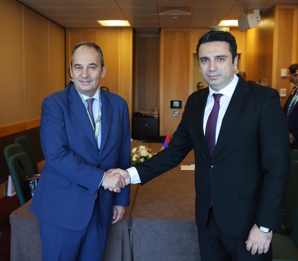 Συναντήθηκα σήμερα στο Δουβλίνο με τον πρόεδρο του κοινοβουλίου της Αρμενίας Alen Simonyan. Επιβεβαιώσαμε τις άριστες σχέσεις των δύο χωρών και συμφωνήσαμε να ενδυναμώσουμε την κοινοβουλευτική μας συνεργασία ιδίως μέσω των ομάδων φιλίας. 🇬🇷🇦🇲 #Ελλάδα #Αρμενία #Simonyan