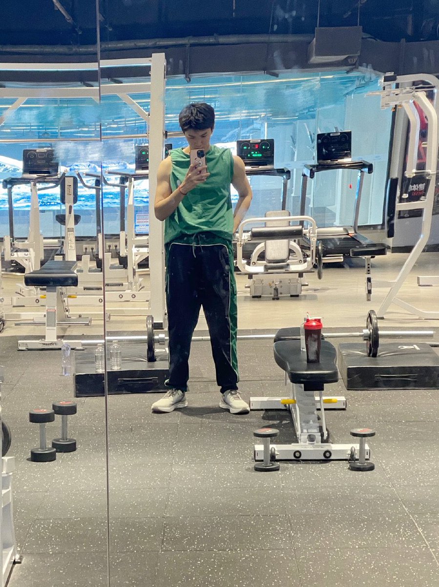 czy1029scorpio's tweet photo. Yuan posted another two photos in Super Topic because YuanBaos requested him 😂

Caption : “ That’s probably it ”

Caption : “ This is the day I dressed up like this to ride a bicycle just to sweat, haha. ”

#ChenZheyuan https://t.co/p8XG06uHqN