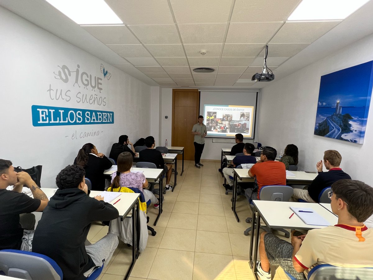 camaradesevilla's tweet image. ¡El Campus de Formación de la @camaradesevilla acoge una nueva jornada de orientación sobre las ventajas de la #FPDual!

👉L@s alumn@s del curso de #PICE de carretillero han disfrutado de una interesante jornada impartida por el embajador de #SomosFPDual @SomosFPDual_.