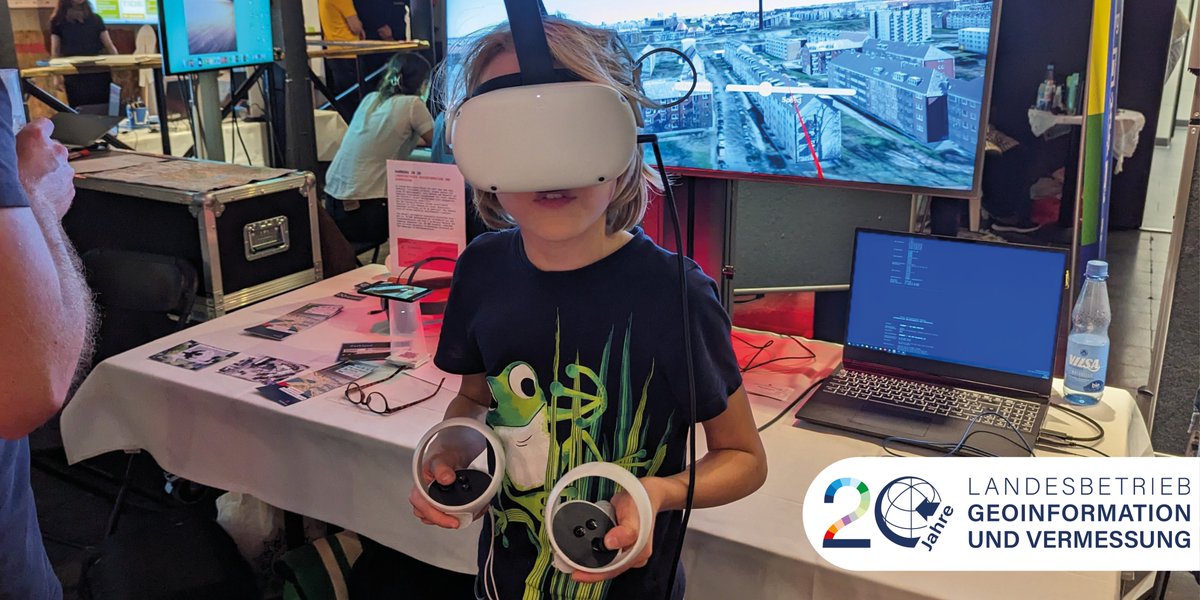 HH_Geo's tweet photo. Bei der Auftaktveranstaltung für den Beteiligungsprozess zum #HddW (Haus der digitalen Welt) waren wir mit #3D-Stadtmodell, #VR-Brille und zur Vorstellung der #UrbanDataPlatform (#UDP) vor Ort. Die Begeisterung der Besuchenden für #Digitalisierung war spürbar. #ThrowbackThursday https://t.co/Qt1zO82WLK