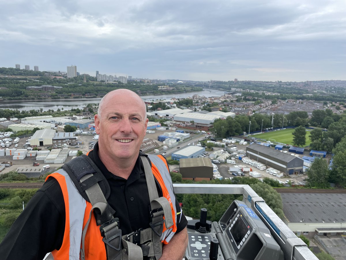 NE_Hose's tweet photo. Raise your game with North Eastern Hose!

Field Service Engineer, Dave Turnbull testing his handywork at 70ft in the air.. 🫣

Rather you than me, Dave....but what a view!

If you experience emergency hydraulic failures, call North Eastern Hose.

📞 07393 562947
📞 07393 490197 https://t.co/MEZwxt9mtn