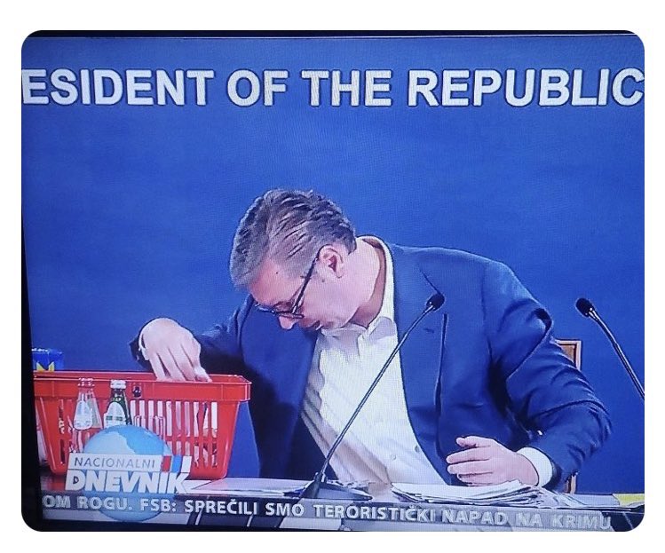 ZoranLutovac's tweet photo. Predsednici opština i gradonačelnici obrazlažu ostavke tako što “izlaze u susret opoziciji koja je tražila izbore”.

Opozicija je tražila parlamentarne i bg izbore,a ne lokalne. Razdvajanje je suština.
AV nasuprot tome nudi i lokalne i spajanje izbora. 
Njegova ostavka je rešenje https://t.co/7VaFoBke9a