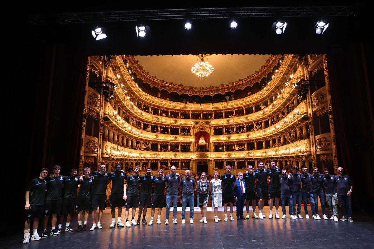 iltorres84's tweet photo. …Quando la sala del teatro è piena, i polmoni degli “attori”hanno meno ossigeno. Ma il cuore…
#vanolicremona🤍💙 https://t.co/SiEmc7IEKC