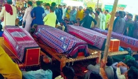 کل سکرنڈ کےقريب ہجوم پر سرکاری فائرنگ سے چار دیہاتی مارےگئے جنہیں سرکار کی جانب سے دہشتگرد قراردیا جارہا ہے. ان غريب ديہاتيوں کےپاس نہ کوئی اسلحہ تھا نہ ان پر کوئی مقدمہ درج تھا. سپريم کورٹ،وفاقی حکومت اور سندھ ہائےکورٹ فورن تحقیقات کرواکر ملوث ملزمان گرفتار کروائيں.
#SindhBleeds