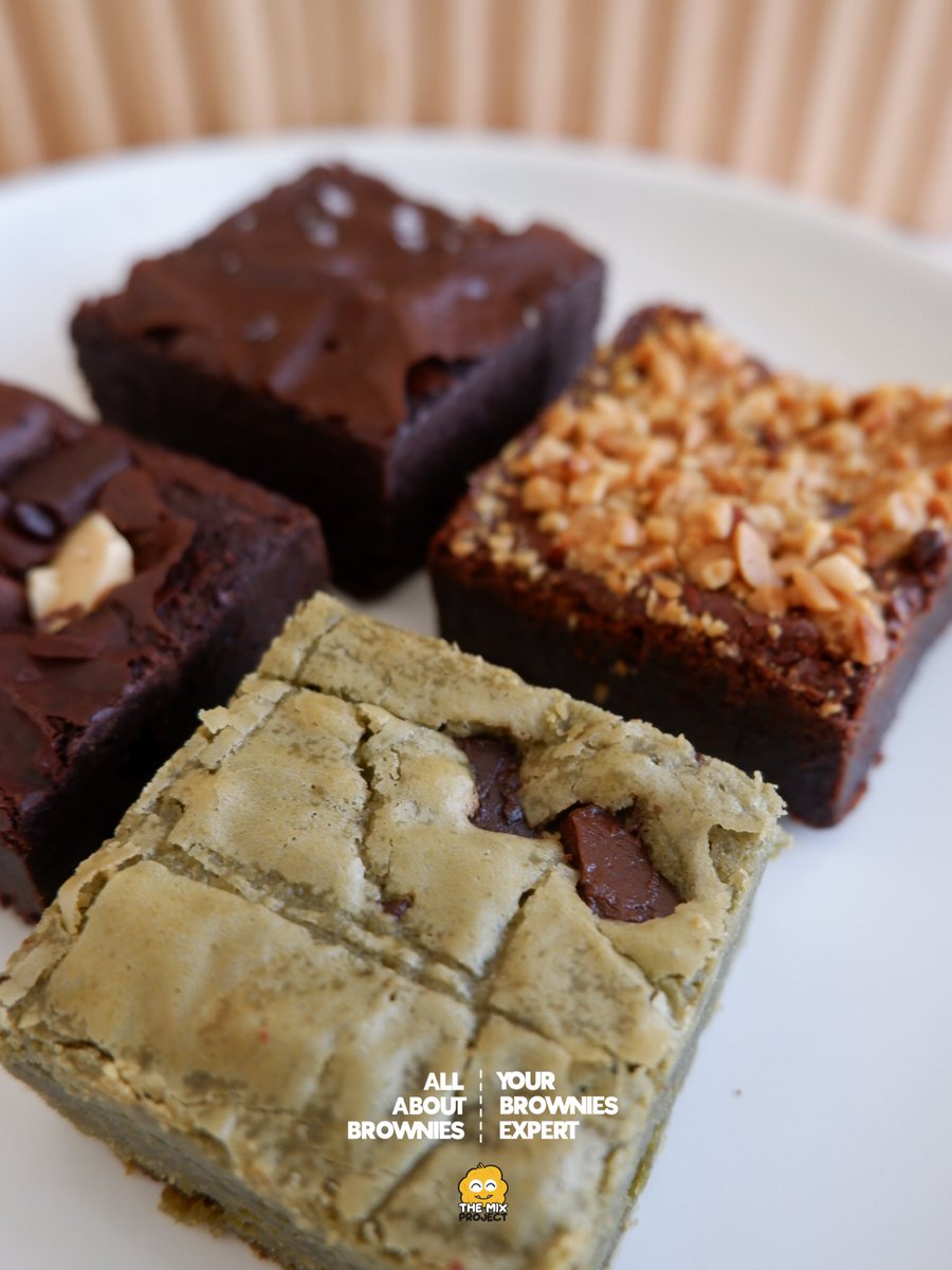 azrarahman's tweet photo. Ada kedai kopi mintak kitorang gambar brownies untuk diorg featured dlm grab/foodpanda/shopeefood! 

Tadaaa..photoshoot siang tadi buat raso raso lepas balik berniaga.

Gini punya level komitmen kedai kopi tu, i pun jadi semangat. They target by end of this year nak buka 5 branch and 100 lagi next year. 

Siap cakap we grow together ya. 🥹
