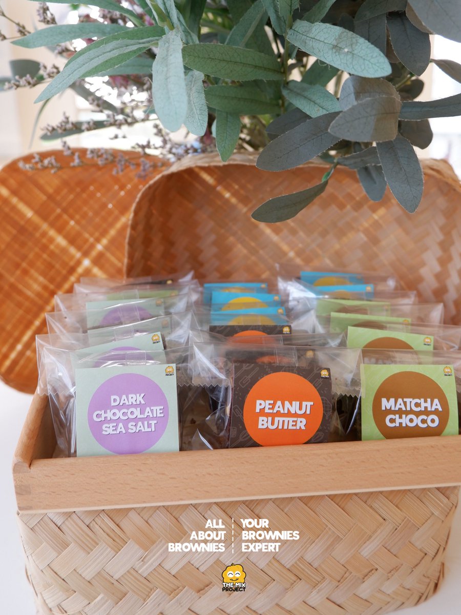 azrarahman's tweet photo. Ada kedai kopi mintak kitorang gambar brownies untuk diorg featured dlm grab/foodpanda/shopeefood! 

Tadaaa..photoshoot siang tadi buat raso raso lepas balik berniaga.

Gini punya level komitmen kedai kopi tu, i pun jadi semangat. They target by end of this year nak buka 5 branch and 100 lagi next year. 

Siap cakap we grow together ya. 🥹
