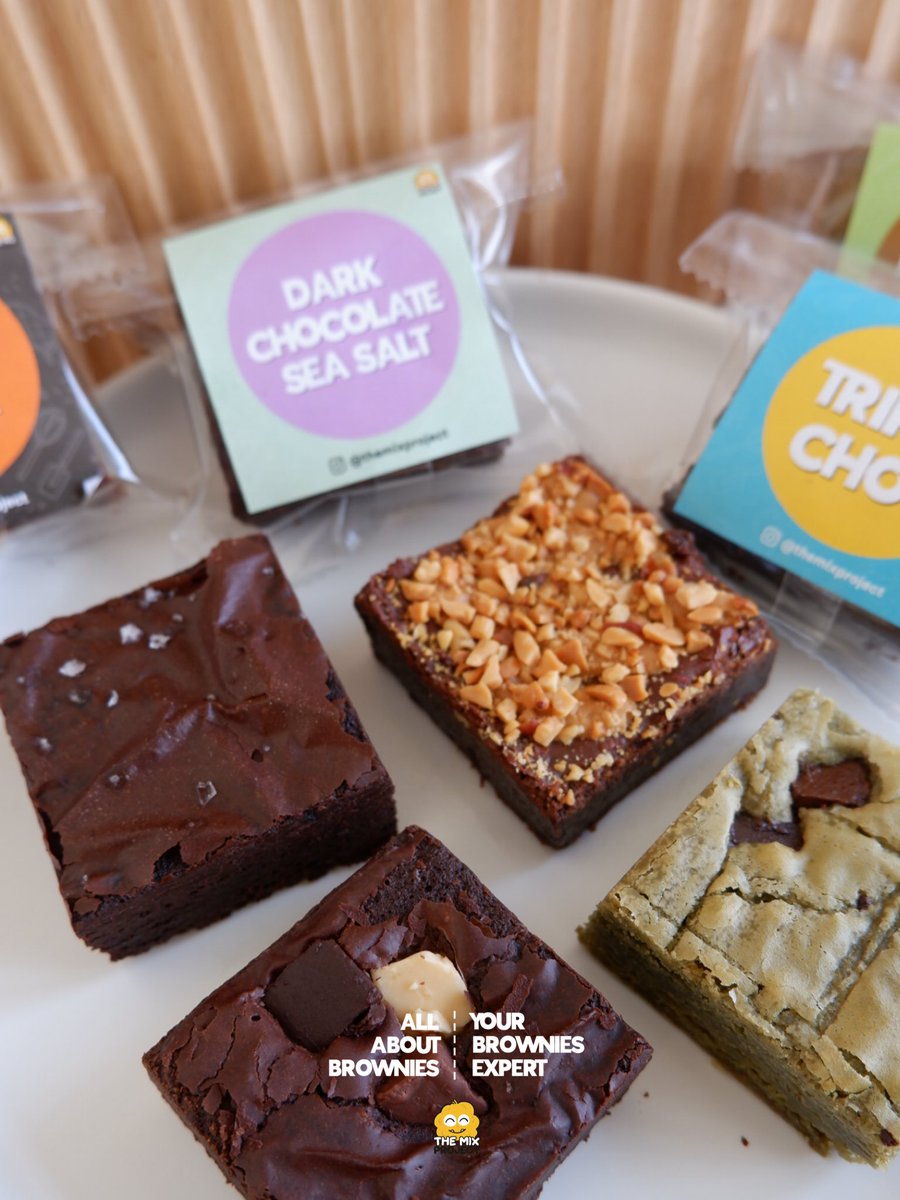 azrarahman's tweet photo. Ada kedai kopi mintak kitorang gambar brownies untuk diorg featured dlm grab/foodpanda/shopeefood! 

Tadaaa..photoshoot siang tadi buat raso raso lepas balik berniaga.

Gini punya level komitmen kedai kopi tu, i pun jadi semangat. They target by end of this year nak buka 5 branch and 100 lagi next year. 

Siap cakap we grow together ya. 🥹