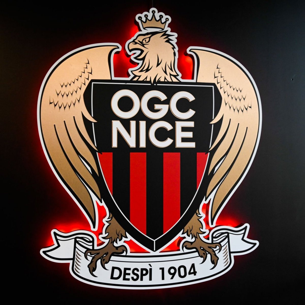 matheusayd's tweet photo. Setembro amarelo chegando ao fim, e o jogador do Nice, da França, Alexis Beka Beka, estava em um viaduto com mais de 100 metros ameaçando se jogar. 
 
Mas graças a Deus os serviços de segurança conseguiram salvar ele a tempo!
 
Procurem um psicólogo! Depressão não é brincadeira… https://t.co/kJ8LEtuATy