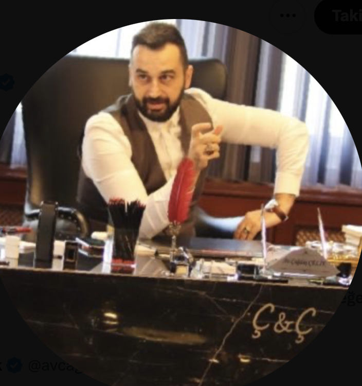 istblu0Iut's tweet photo. Şu pozu veren ve şu yeleği giyen hiçbir avukata güvenmem. Tespih kolleksiyonu falan vardır bunun.
"Kardişimmmm gelllll her türlü işini çözeriz, her adliyede güçlüyüz, kızım çay koy abime diyen" Better Call Saul mottolu, taşra beyinli avukat tipi dir Çağdaş Çelik @avcagdascelik