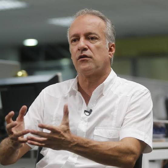 justicierojope's tweet photo. Hernando Guerra García o Nano Guerra fue un antifujimorista que criticaba duramente a Alberto Fujimori, calificándolo de asesino y corrupto. También criticó a Keiko Fujimori, llamándola corrupta. Sin embargo, el dinero pudo más y se convirtió en fujimorista, servil a Keiko. https://t.co/7wwxAQlEOo