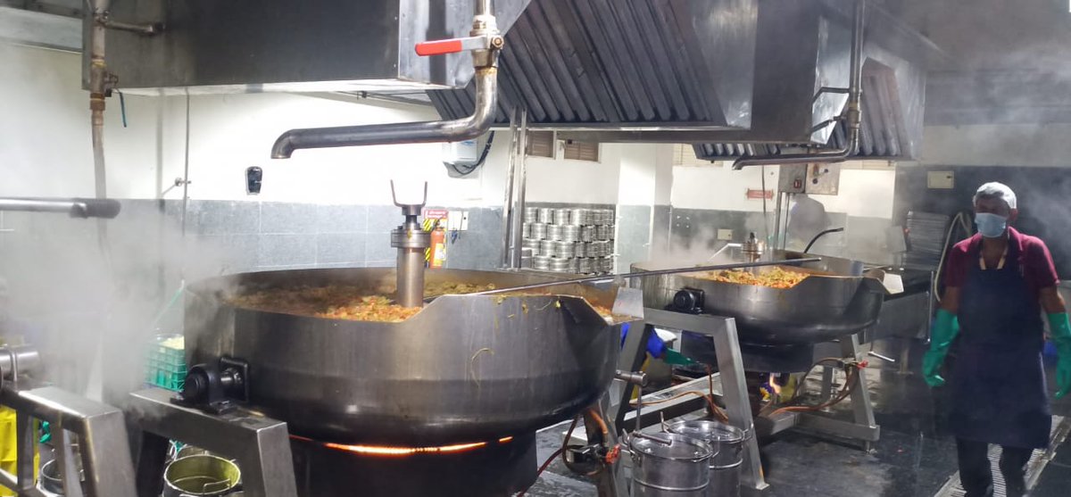 Visit to Akshaya Patra kitchen by Commissioner GHMC @DRonaldRose and Additional Commissioner Health to ensure the high-quality preparation of the Annapurna 5 Rupees meal. #QualityFood #CommunityService #AkshayaPatra @KTRBRS @GadwalvijayaTRS