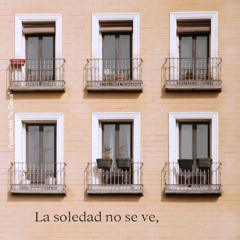 FundlaCaixa's tweet photo. En nuestro país, casi 3 millones de personas mayores que viven rodeadas de gente se sienten solas. Comparte e infórmate sobre cómo abordar esta realidad 👉