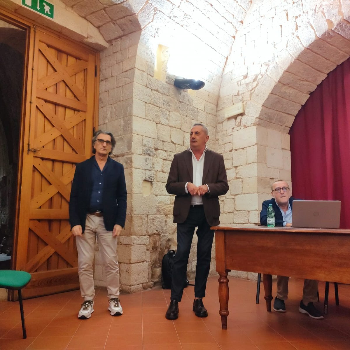 GALSudEstBarese's tweet photo. Oggi il GAL fa tappa ad Acquaviva delle Fonti per una consultazione con le istituzioni, le associazioni, le imprese in vista della nuova Strategia di Sviluppo Locale 2023 2027. L'appuntamento è alle ore 19 a Palazzo De Mari in Sala Colafemmina. https://t.co/jIqxLN1tKs