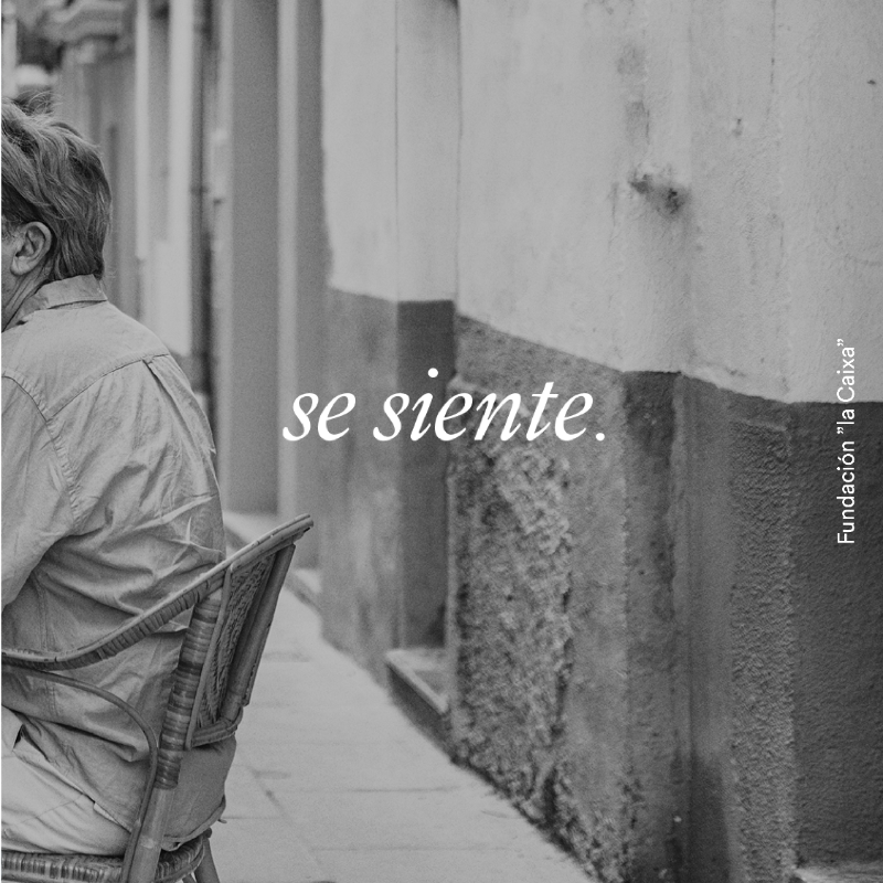 FundlaCaixa's tweet photo. En nuestro país, casi 3 millones de personas mayores que viven rodeadas de gente se sienten solas. Comparte e infórmate sobre cómo abordar esta realidad 👉
