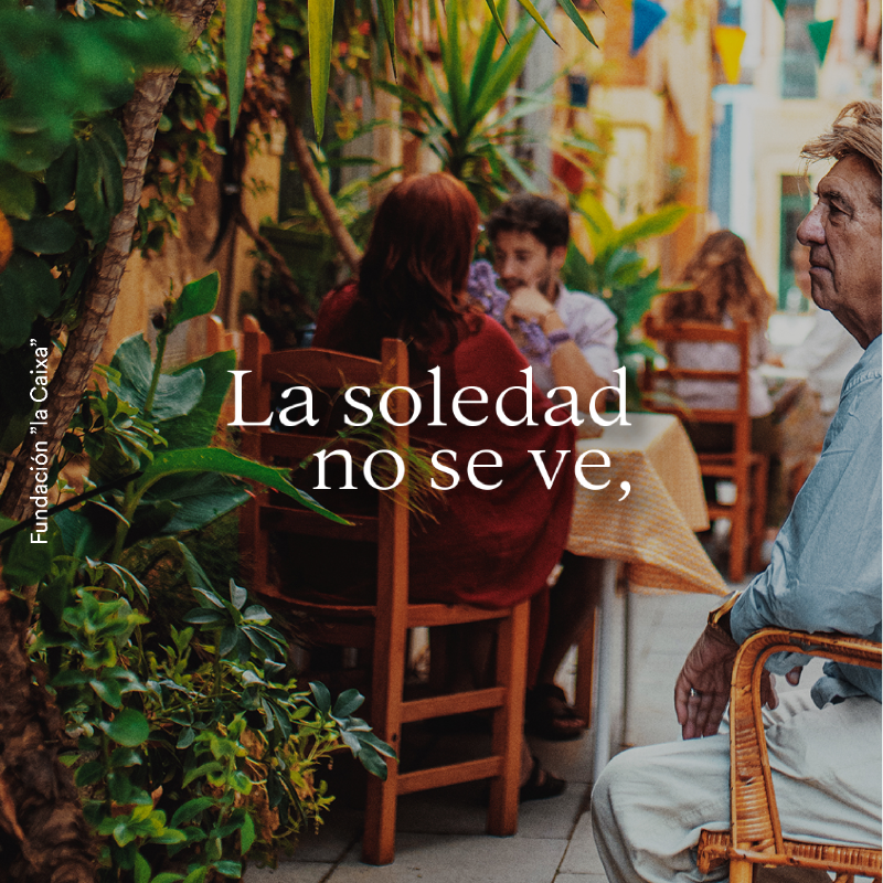 FundlaCaixa's tweet photo. En nuestro país, casi 3 millones de personas mayores que viven rodeadas de gente se sienten solas. Comparte e infórmate sobre cómo abordar esta realidad 👉