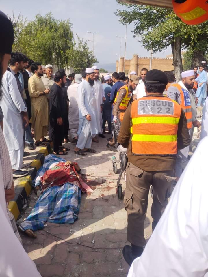 imurtazabangash's tweet photo. مونږ ليونو د خپلې خاورې د ناموس په خاطر
هغه قرضونه هم ادا کړل چه راپورې نه وو💔
#stopbleeding #Aman #SavePakhtoon 
#ہنگو https://t.co/9otLTlOgTd