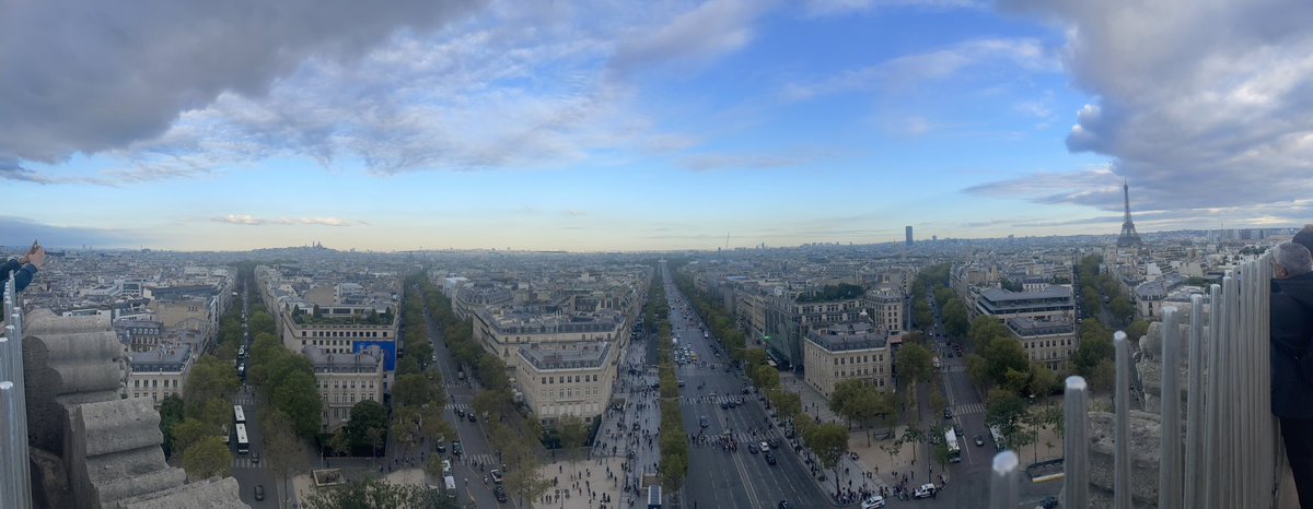 ShuntoT_L's tweet photo. パリ凱旋門の上からの景色！🇫🇷
写真の中にルーヴル美術館、エッフェル塔、サクレ・クール寺院、ノートルダム寺院が写ってます。
みなさんは見つけられましたか？👀
ちなみに中央がシャンゼリゼ通りです。 https://t.co/kmYiEVh6QE