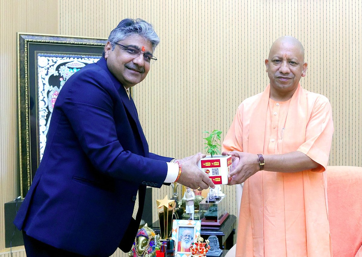 myogioffice's tweet photo. मुख्यमंत्री श्री @myogiadityanath जी महाराज ��े आज लखनऊ स्थित उनके सरकारी आवास पर पंजाब नैशनल बैंक के प्रबंध निदेशक एवं मुख्य कार्यपालक अधिकारी श्री अतुल कुमार गोयल जी ने शिष्टाचार भेंट की।

@pnbindia https://t.co/nFYOrYEbvO