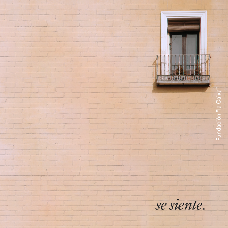 FundlaCaixa's tweet photo. En nuestro país, casi 3 millones de personas mayores que viven rodeadas de gente se sienten solas. Comparte e infórmate sobre cómo abordar esta realidad 👉