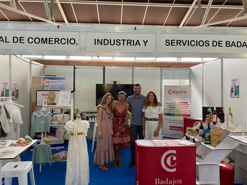 CamaradeBadajoz's tweet image. 👌 El comercio minorista es protagonista en el stand de la Cámara de Comercio de Badajoz en la #FIG de Zafra. Actuación de dinamización acogida al Programa de Apoyo al Comercio Minorista, financiado por Fondo Social Europeo y Secretaría de Estado de Comercio.

#PCM2023