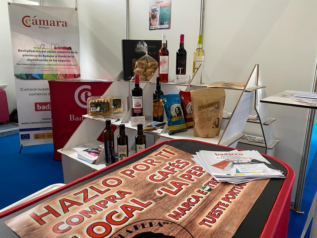 CamaradeBadajoz's tweet image. 👌 El comercio minorista es protagonista en el stand de la Cámara de Comercio de Badajoz en la #FIG de Zafra. Actuación de dinamización acogida al Programa de Apoyo al Comercio Minorista, financiado por Fondo Social Europeo y Secretaría de Estado de Comercio.

#PCM2023