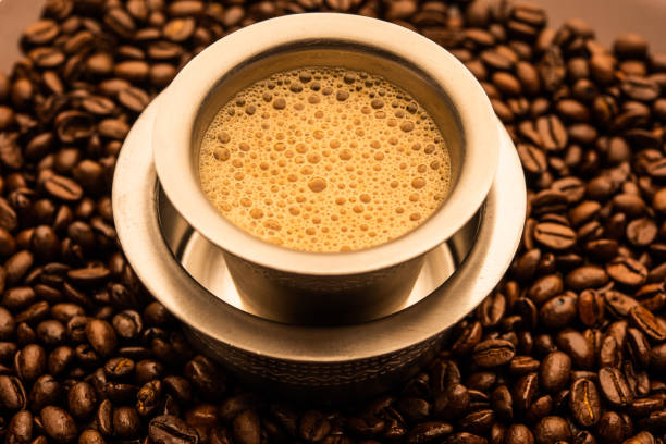 Slurrpapp's tweet image. Households in #Karnataka and #TamilNadu, in particular, begin their day with a cup of hot filter coffee, or #filterkaapi, as they call it. Back in the years, this was a hot beverage for the elite and was served in a tumbler and davara, a rimmed version of a cup and saucer. 1/5