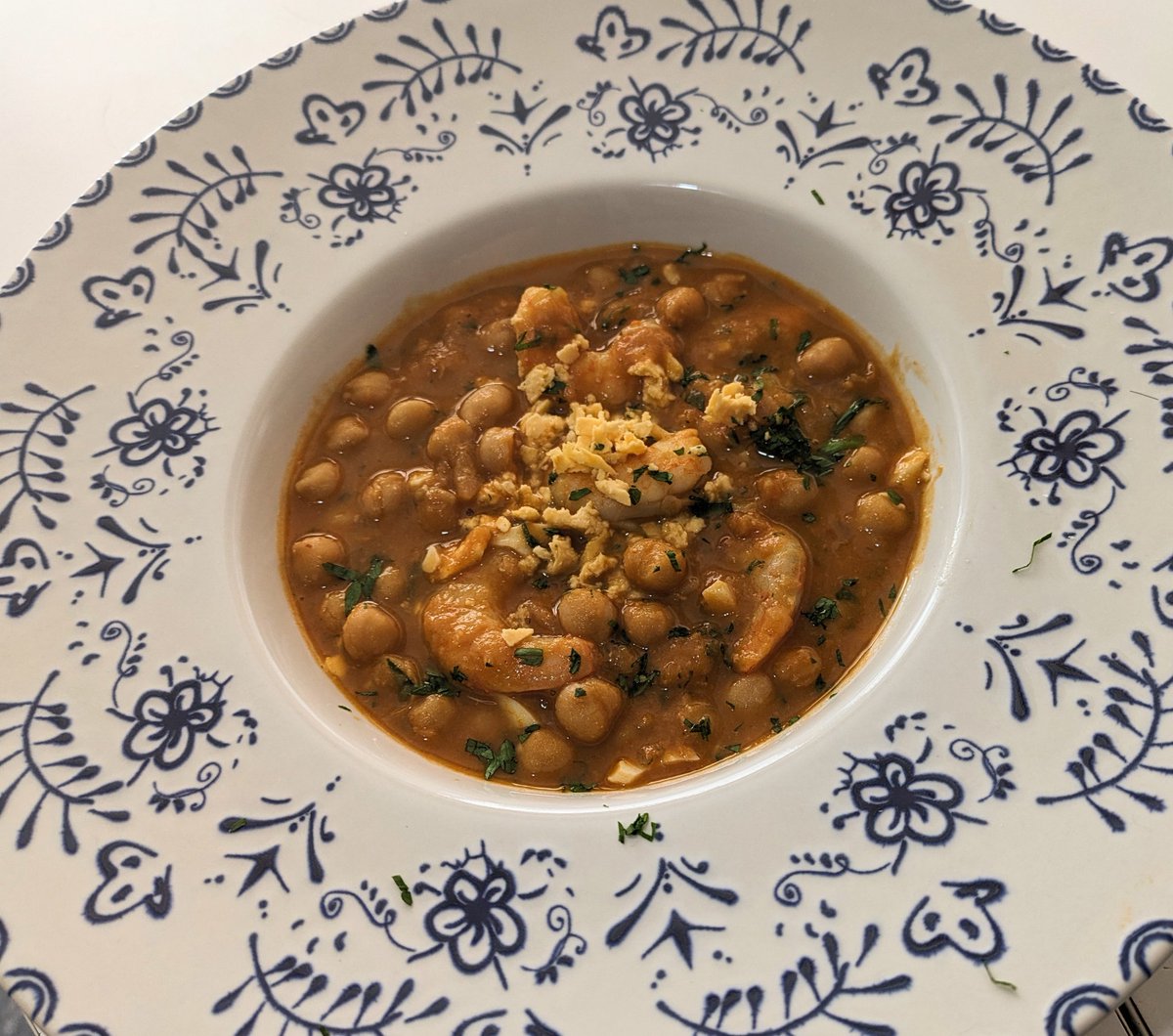 Aquí se come hoy un guisote de garbanzos con langostinos.
Este de aquí abajo, con su mijita de huevo duro y tó. 👇