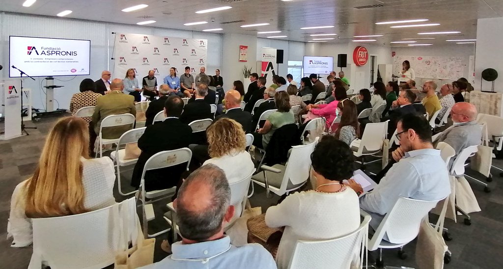 ASPRONIS's tweet photo. Avui hem celebrat la II Jornada d'empreses compromeses per la inclusió de persones amb discapacitat intel·lectual i altres col·lectius en risc d’exclusió i hem donat xifres però també veu en 1a persona la inserció Gràcies @FRITRAVICH @fundlacaixa @treballcat #AmbTu arribem+ lluny https://t.co/pqGj1Yf5Yz